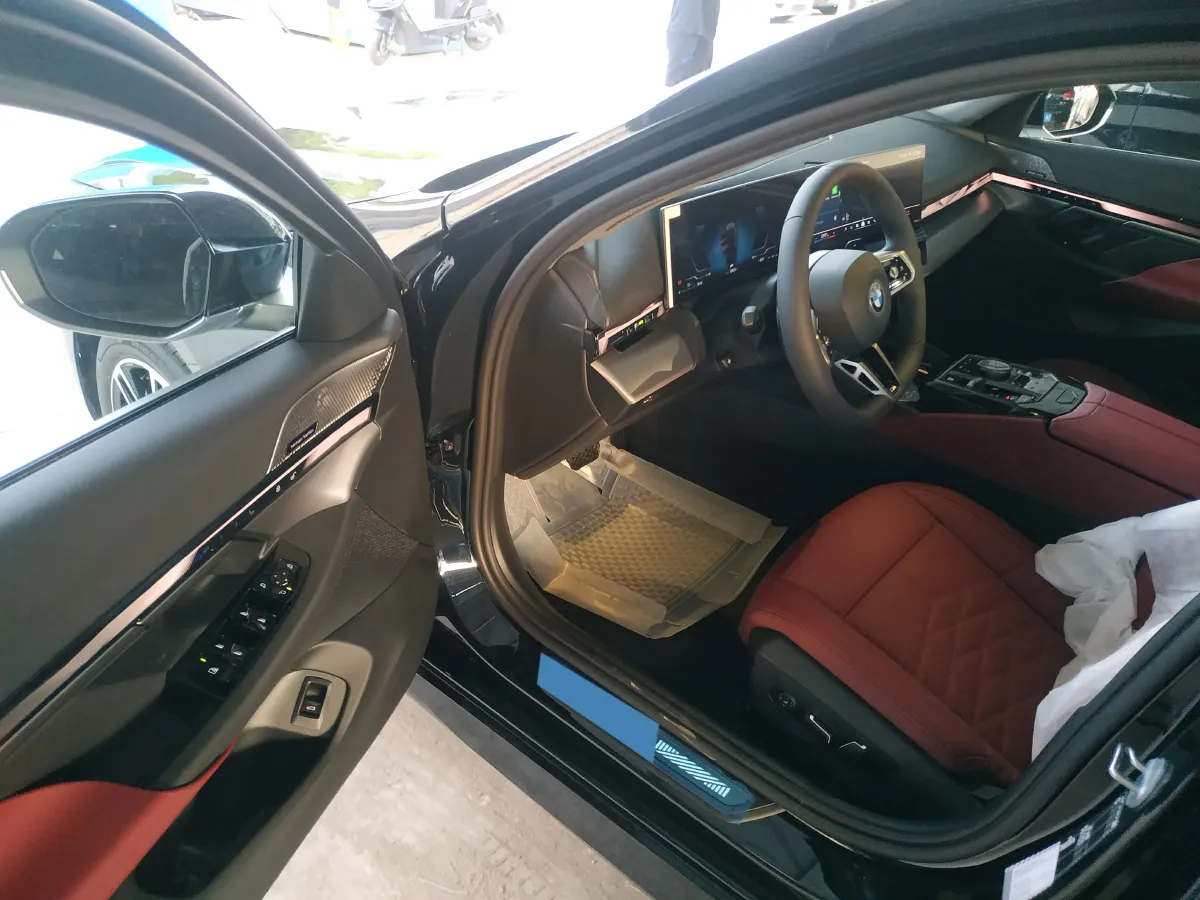 2026 BMW 5 Series 2.0T 258HP L4 8AT,autocango,china used car exporter,china ev exporter,chinese used car exporter,chinese used ev exporter