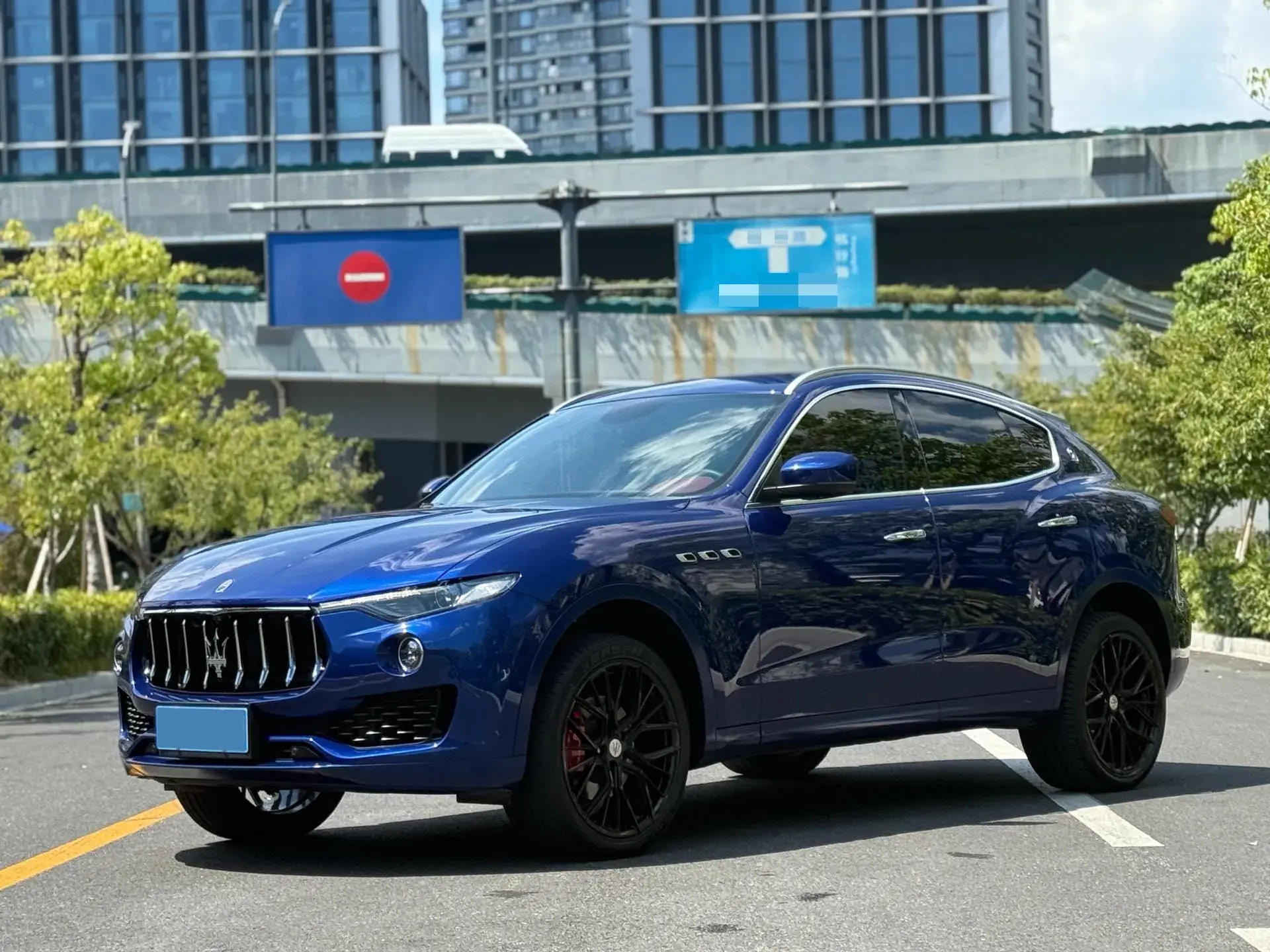 2021 MASERATI LEVANTE view 1