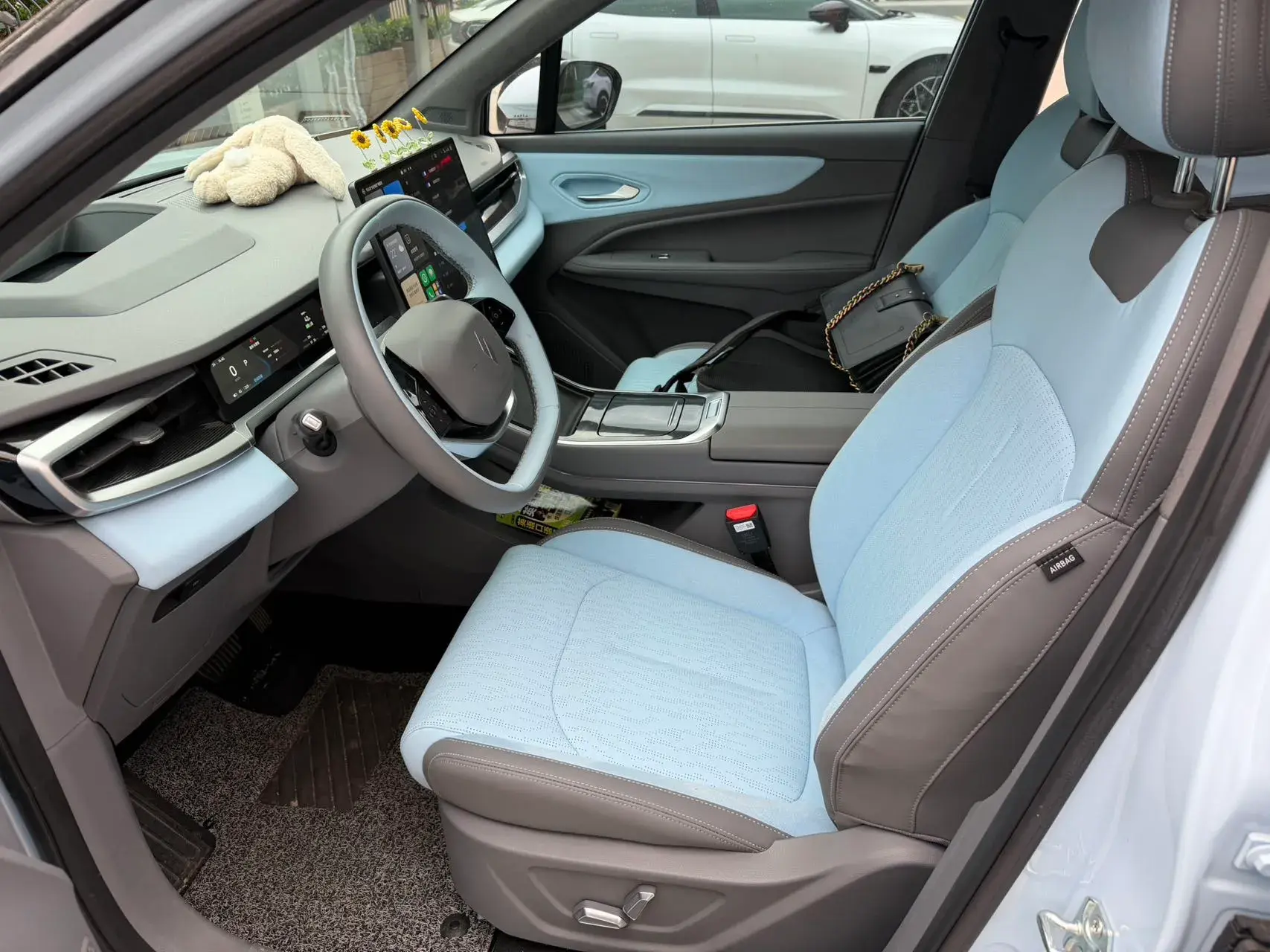 2023 LIVAN 7 thumbnail 3