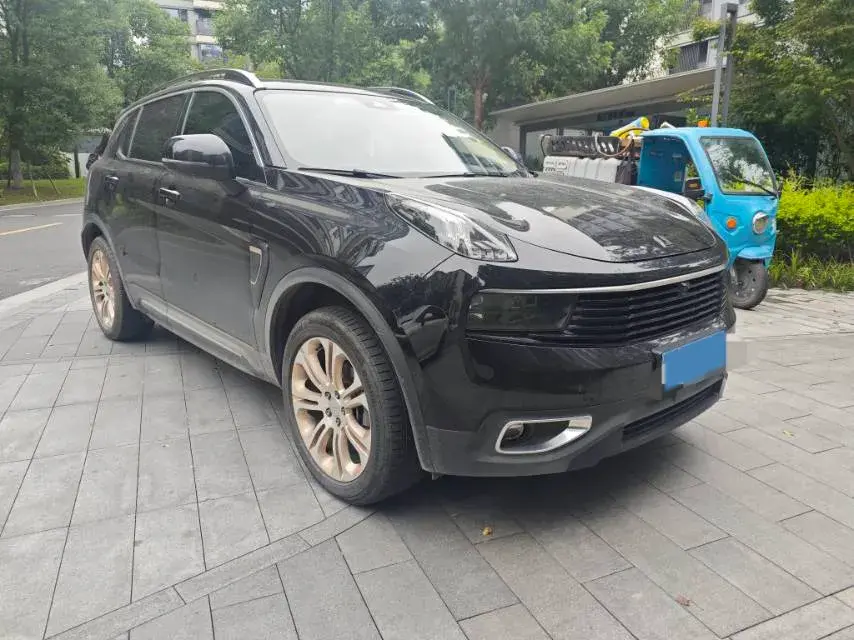 2019 LYNK&CO 01 thumbnail 3