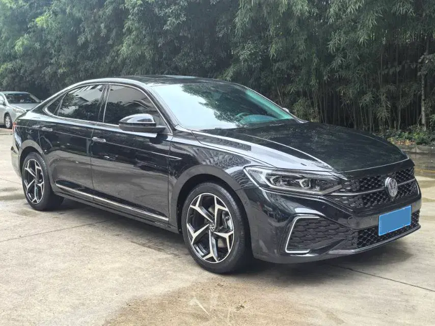 2024 VOLKSWAGEN PASSAT thumbnail 3