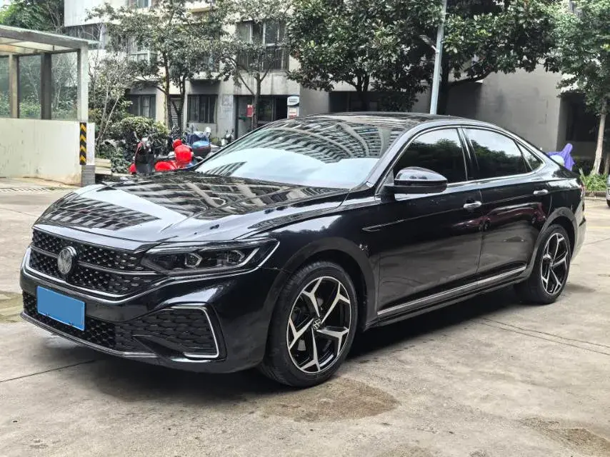 2024 VOLKSWAGEN PASSAT view 1