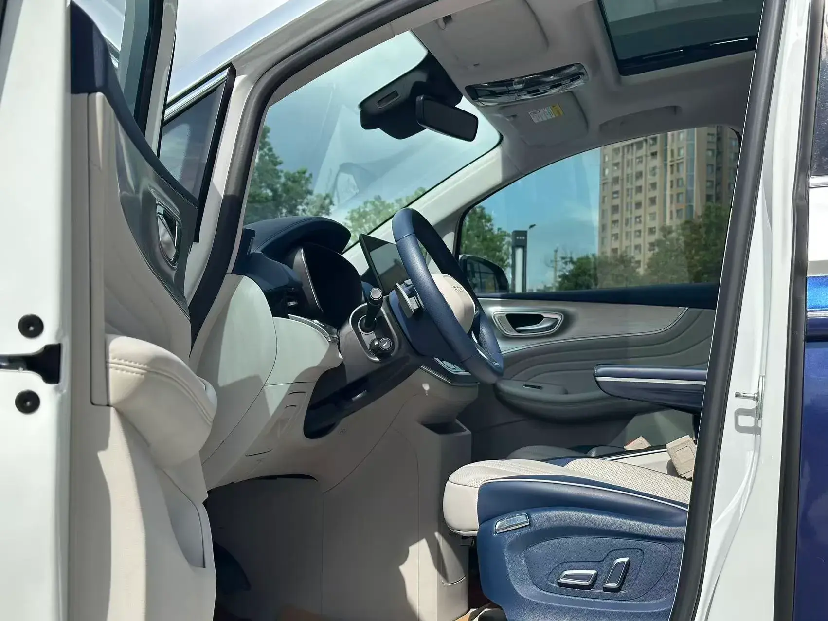 2021 ROEWE IMAX8 thumbnail 4