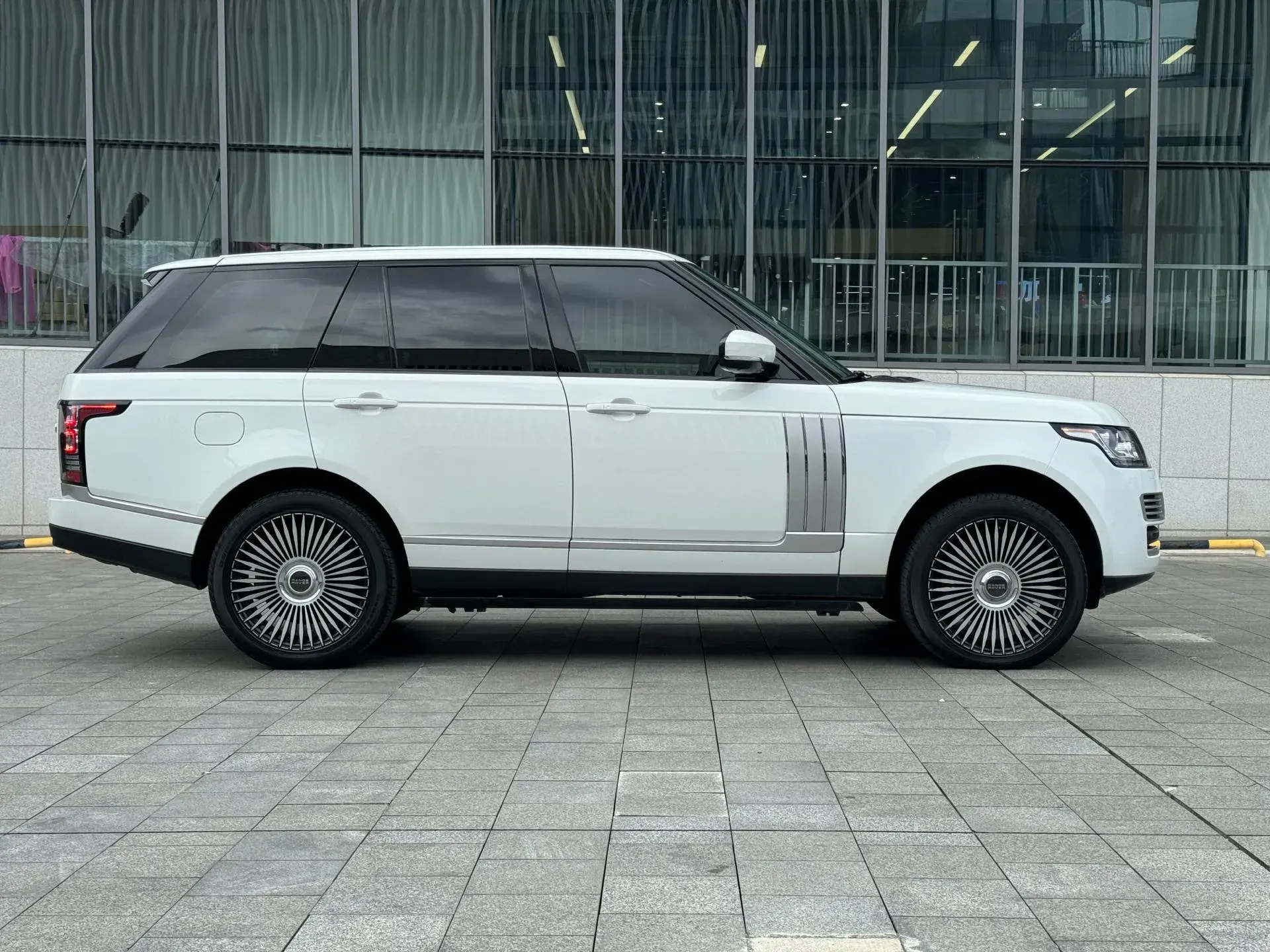 2017 LAND ROVER thumbnail 4