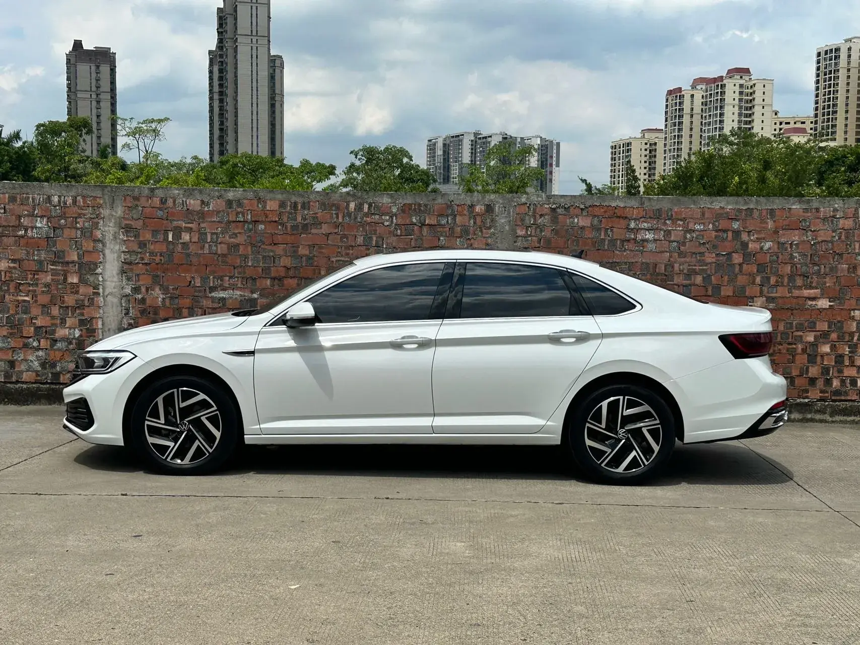 2023 VOLKSWAGEN SAGITAR thumbnail 3