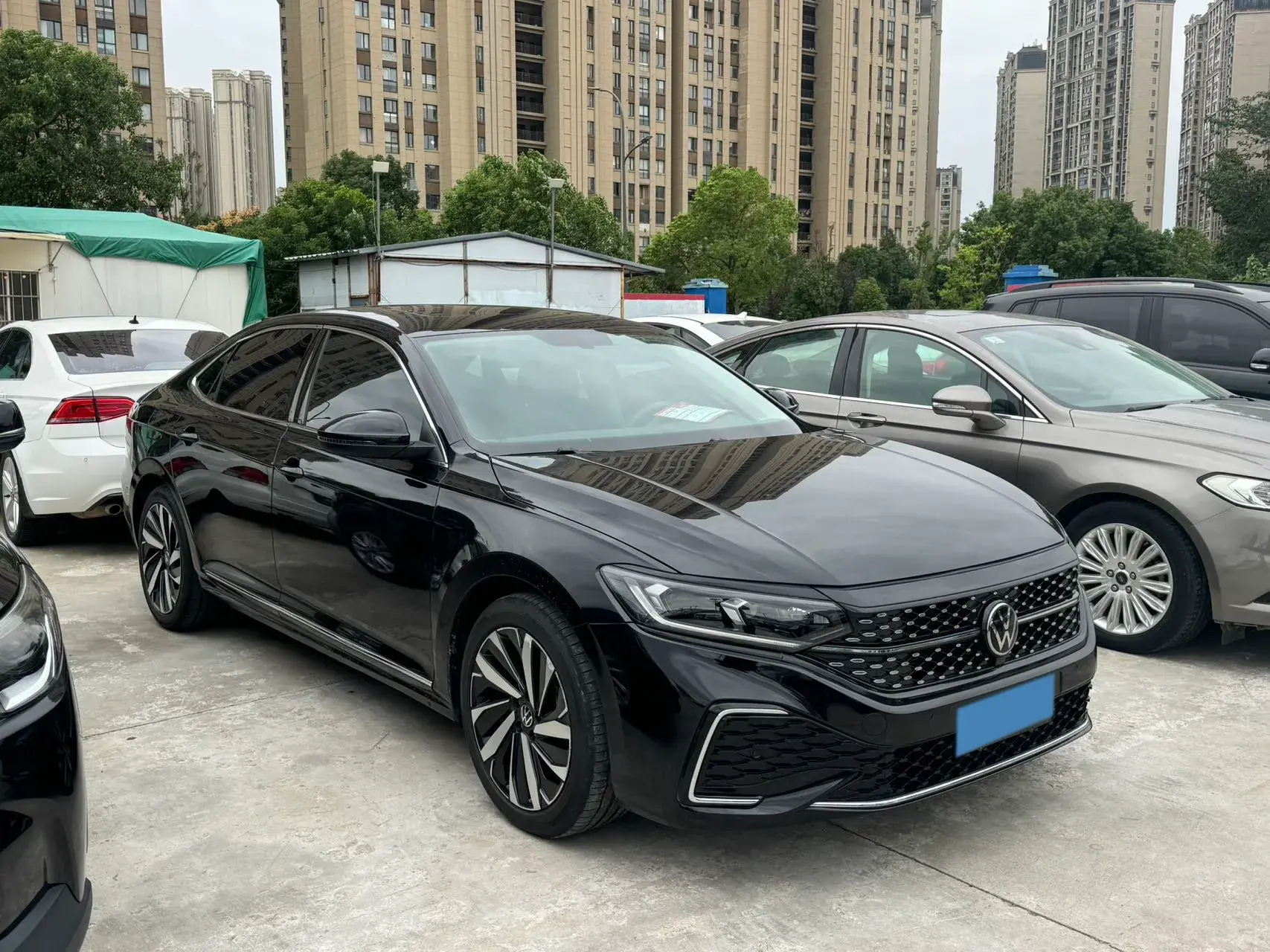 2024 VOLKSWAGEN PASSAT thumbnail 3