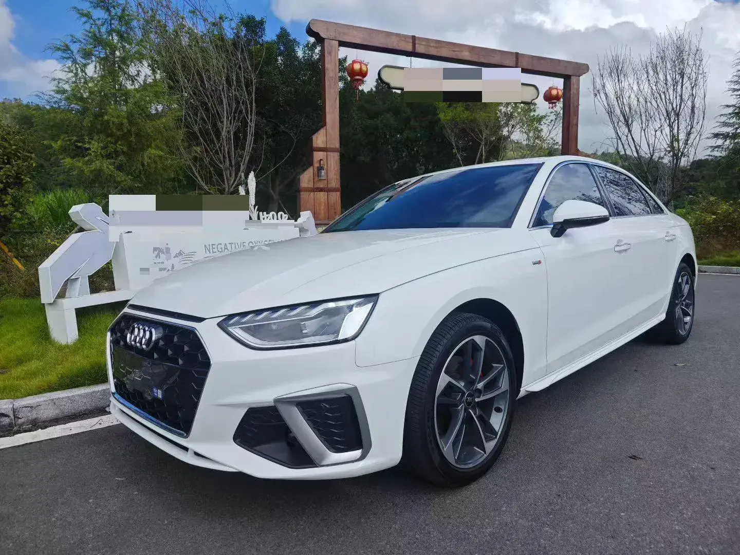 2022 AUDI A4L view 1
