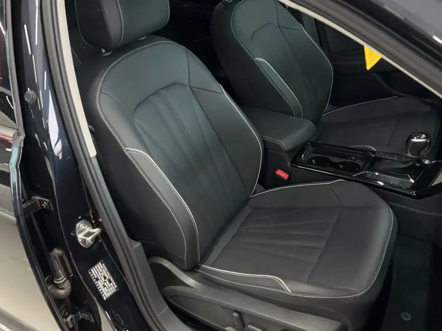 2024 VOLKSWAGEN PASSAT thumbnail 4