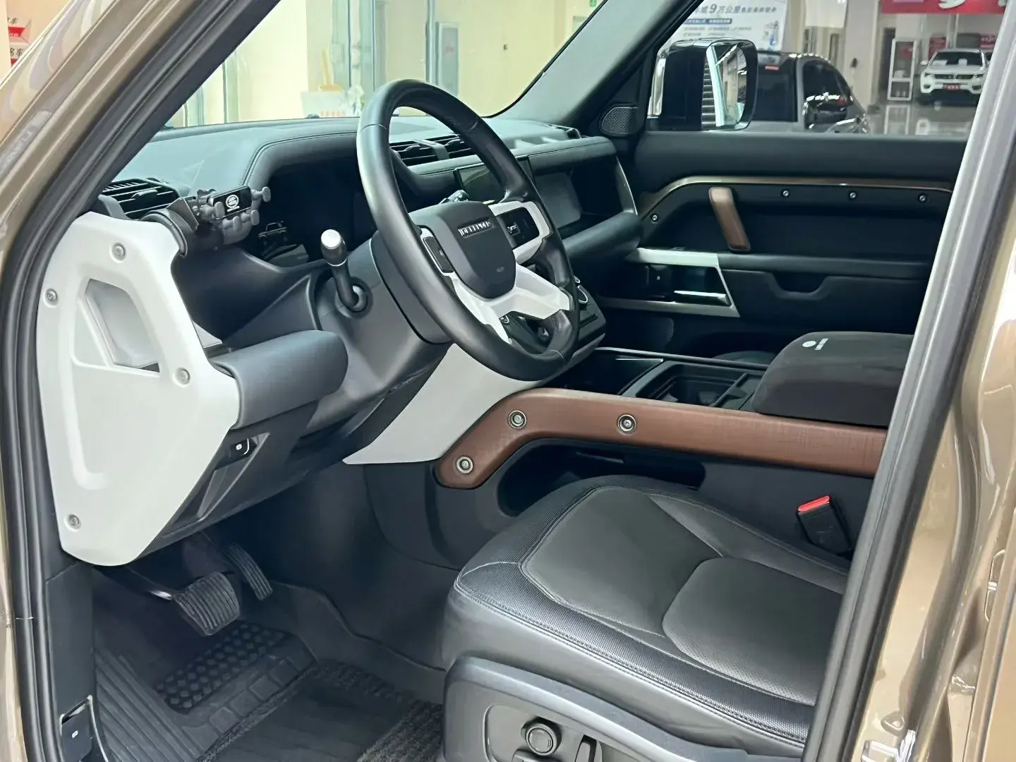 2023 LAND ROVER thumbnail 4