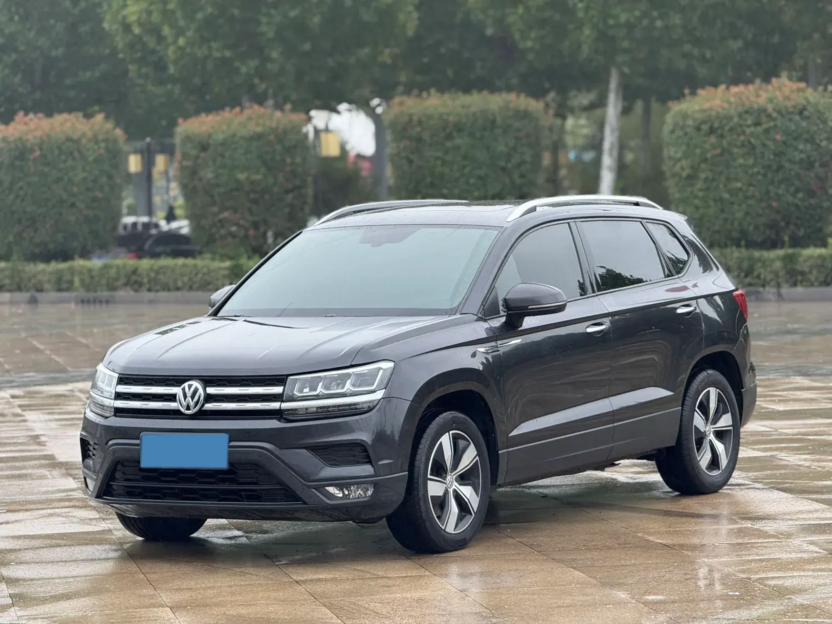 2021 VOLKSWAGEN THARU view 1