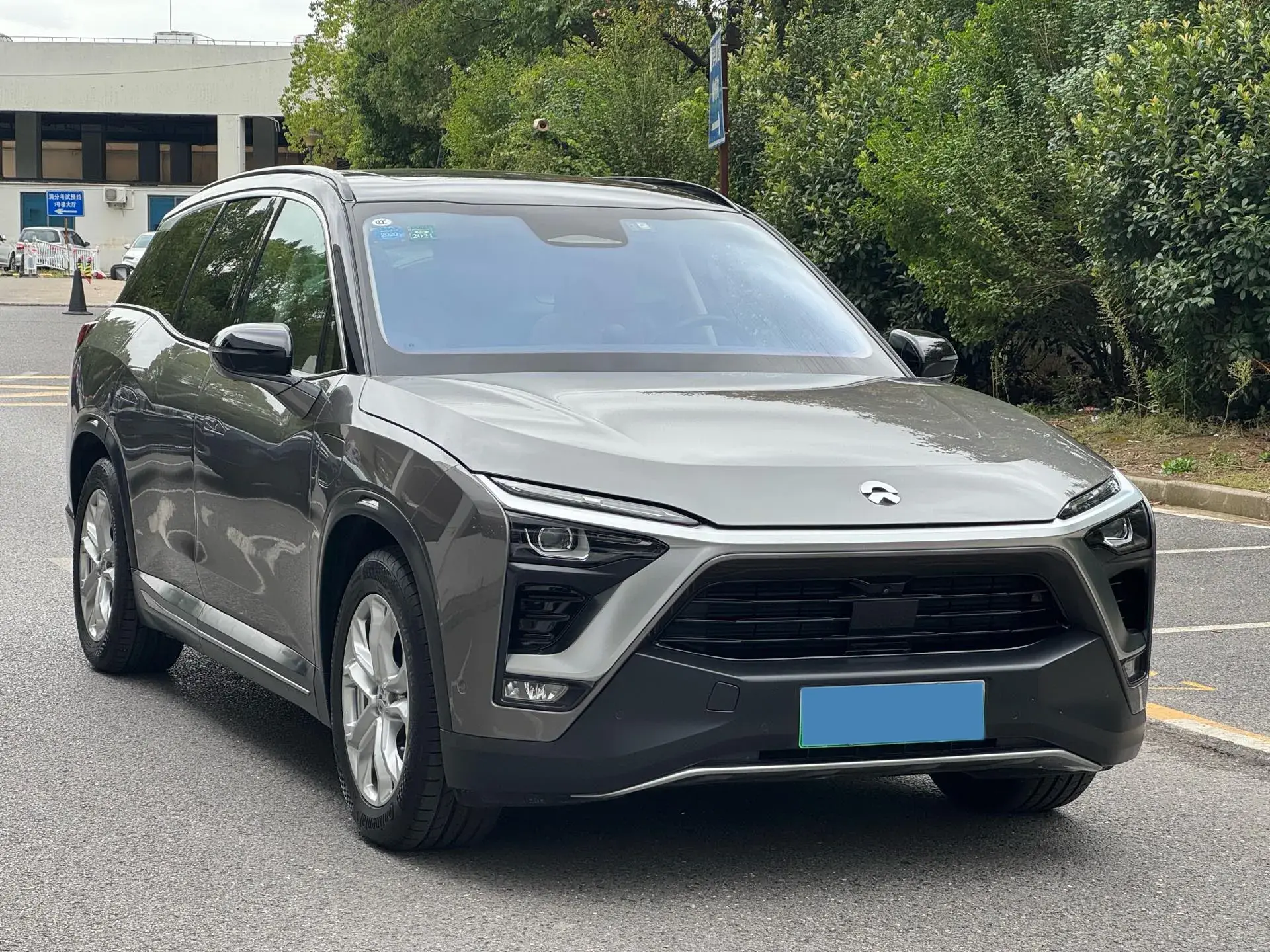 2018 NIO ES8 thumbnail 3