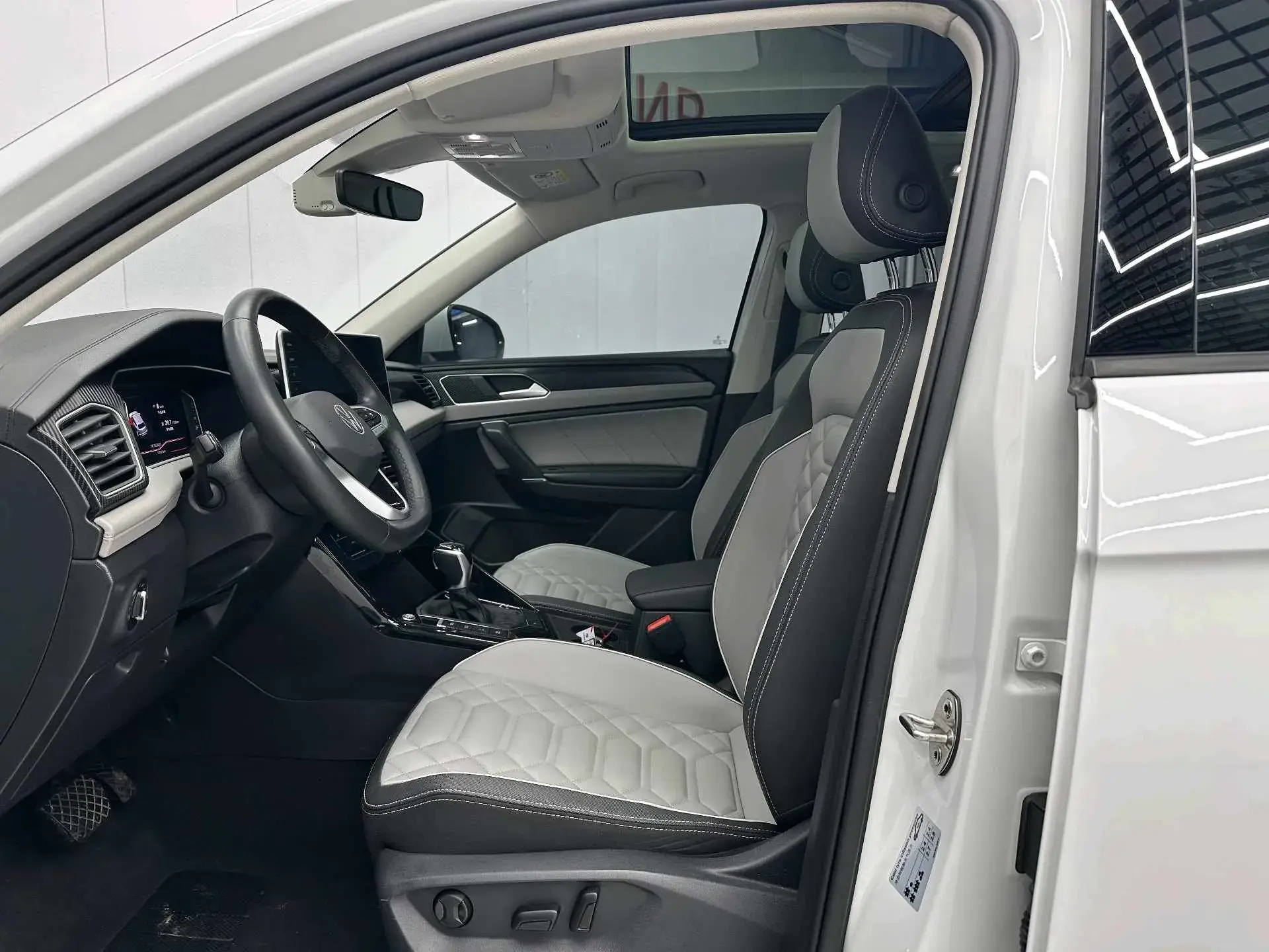 2023 VOLKSWAGEN TAYRON thumbnail 4