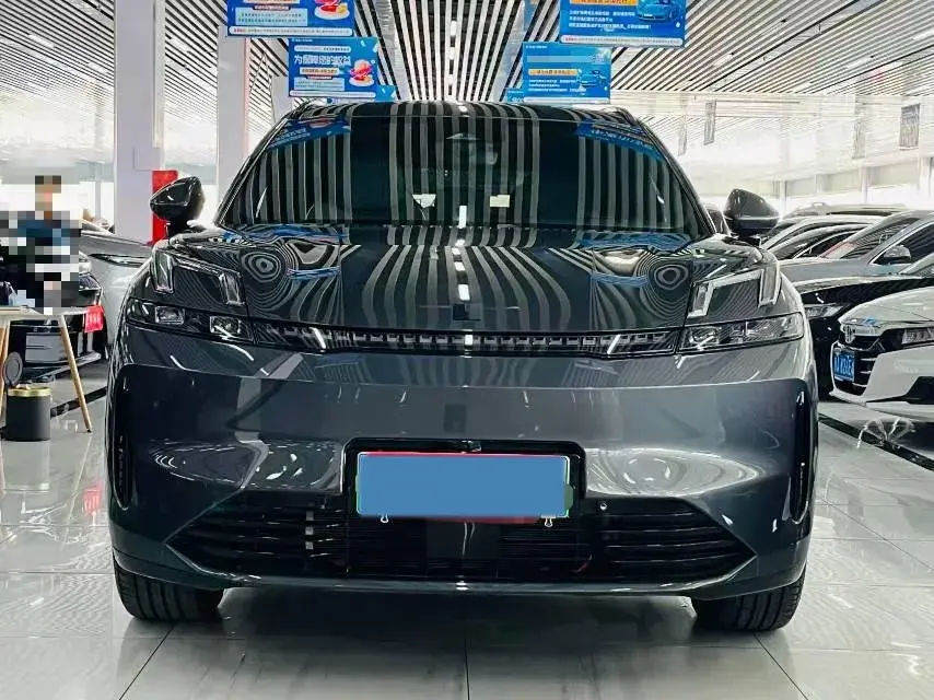 2025 LYNK&CO 08 thumbnail 2