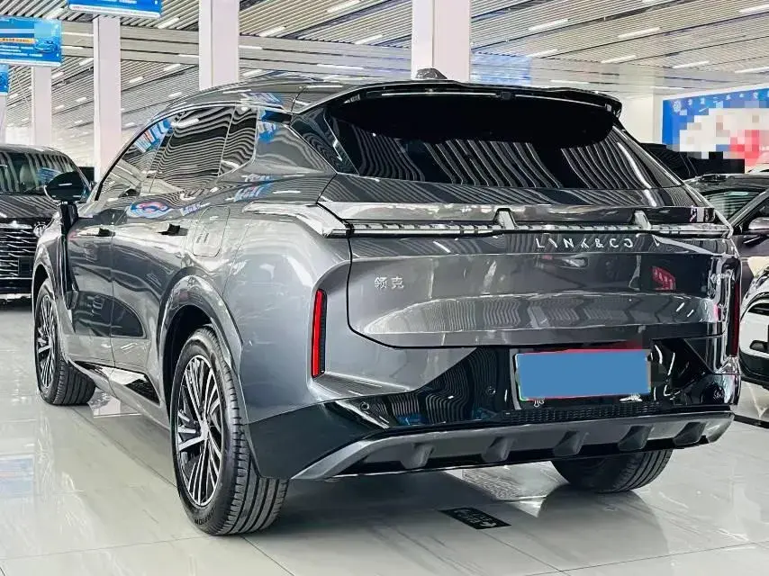 2025 LYNK&CO 08 thumbnail 4