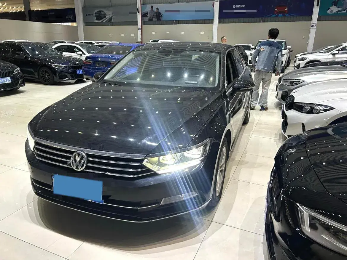 2019 VOLKSWAGEN MAGOTAN view 1