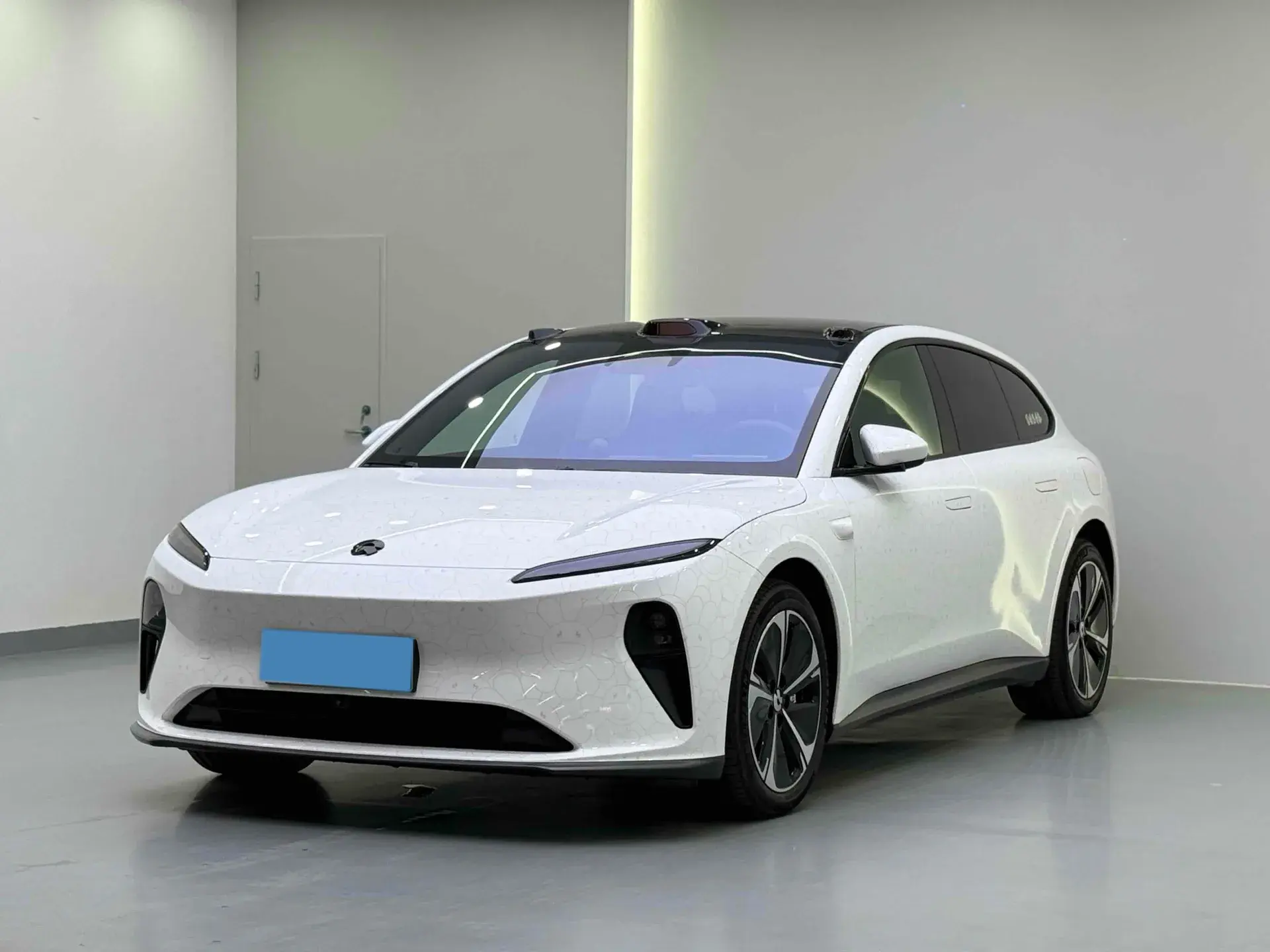 2023 NIO ET5T view 1
