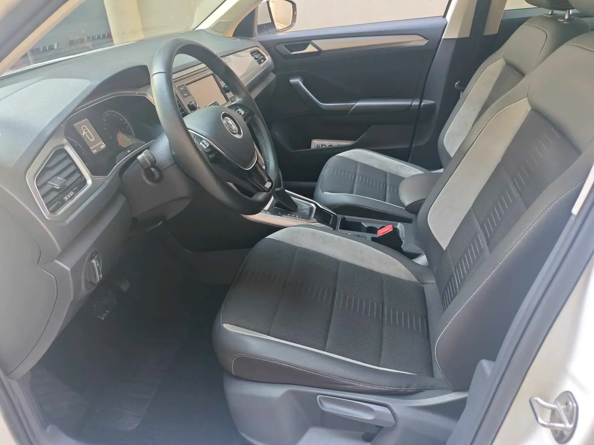 2019 VOLKSWAGEN T-ROC thumbnail 4