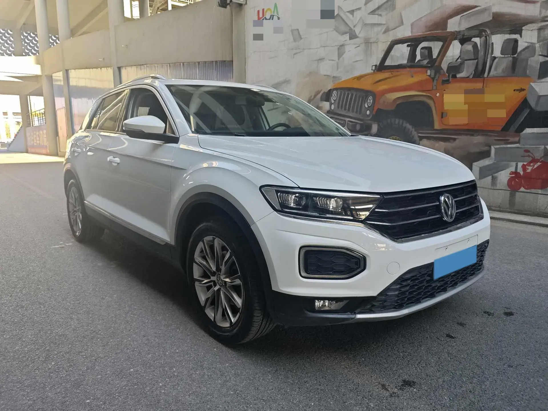 2019 VOLKSWAGEN T-ROC thumbnail 3
