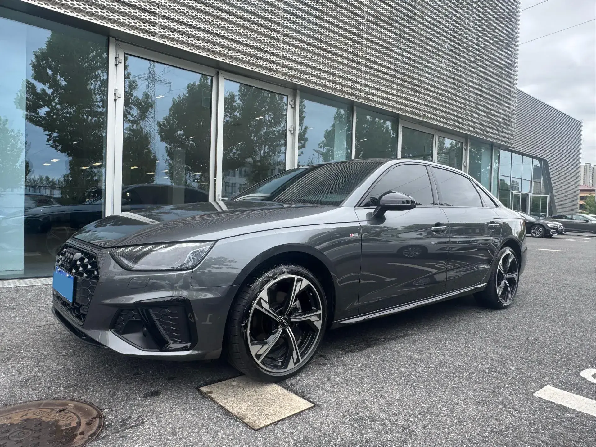 2023 AUDI A4L view 1