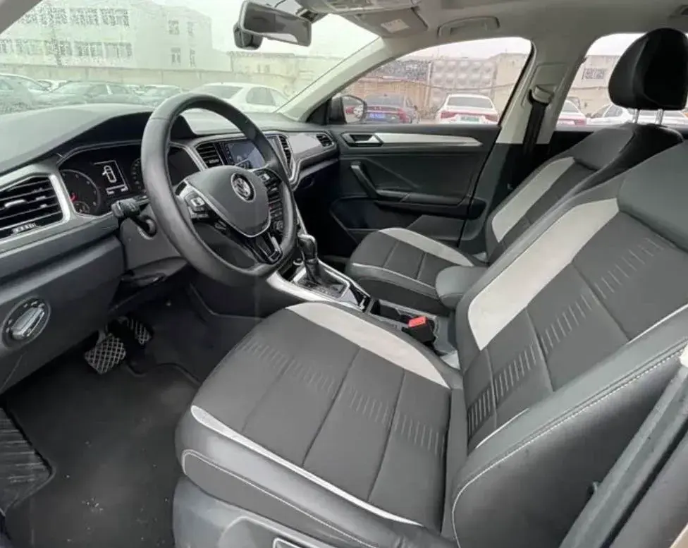 2021 VOLKSWAGEN T-ROC thumbnail 3