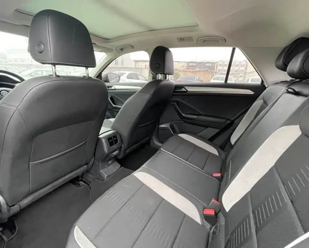 2021 VOLKSWAGEN T-ROC thumbnail 4