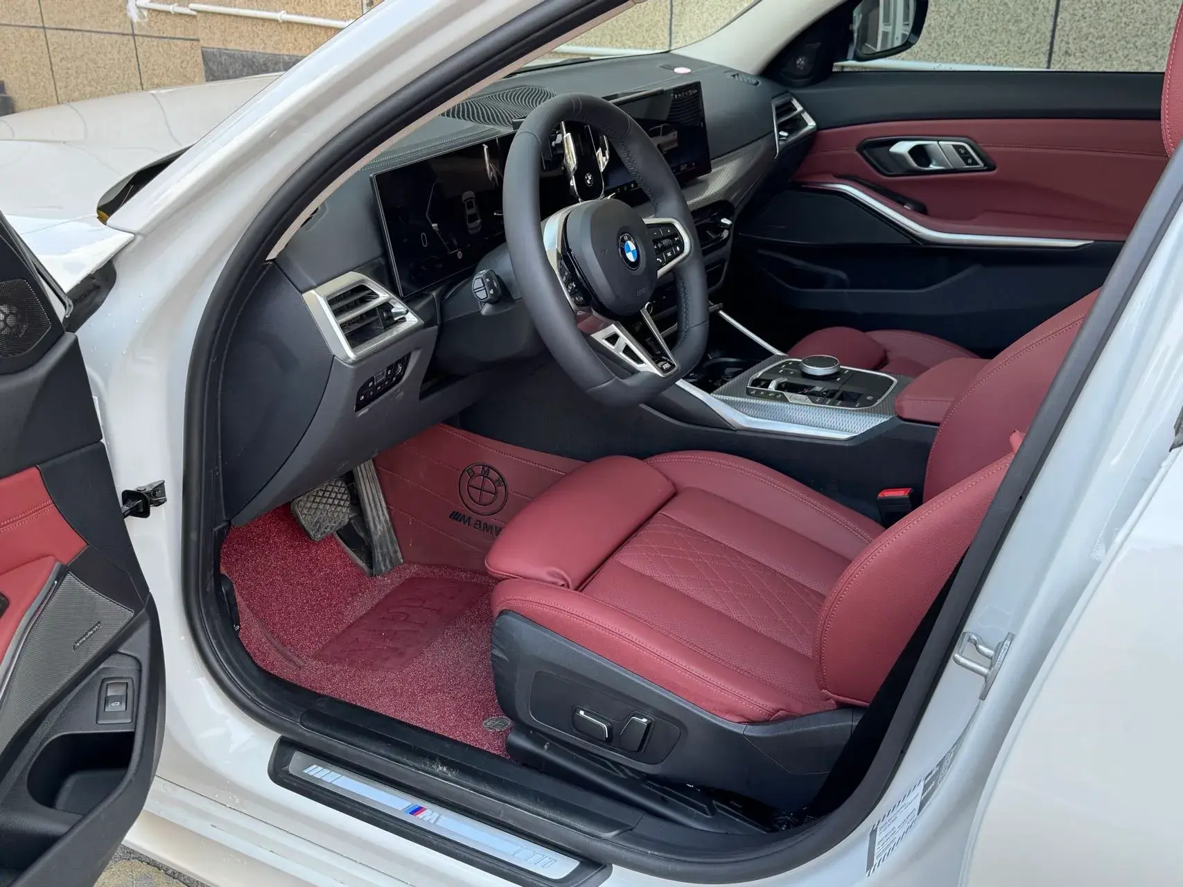 2025 BMW 3 thumbnail 3