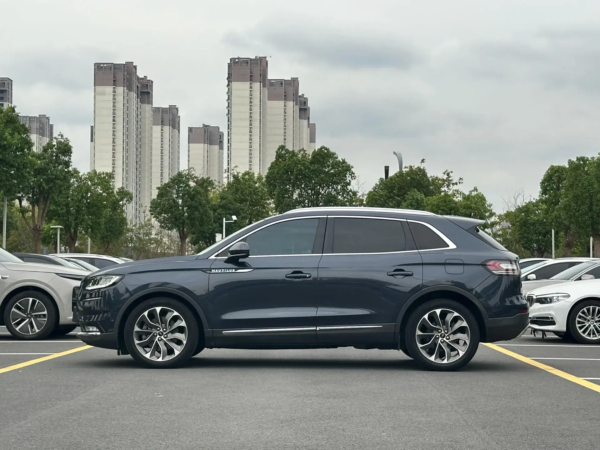 2021 LINCOLN NAUTILUS thumbnail 2