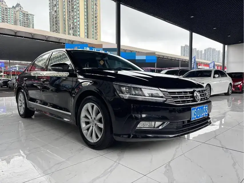 2017 VOLKSWAGEN PASSAT view 1