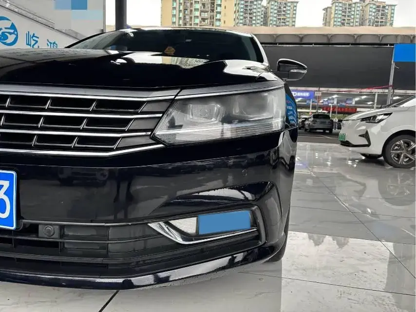 2017 VOLKSWAGEN PASSAT thumbnail 3