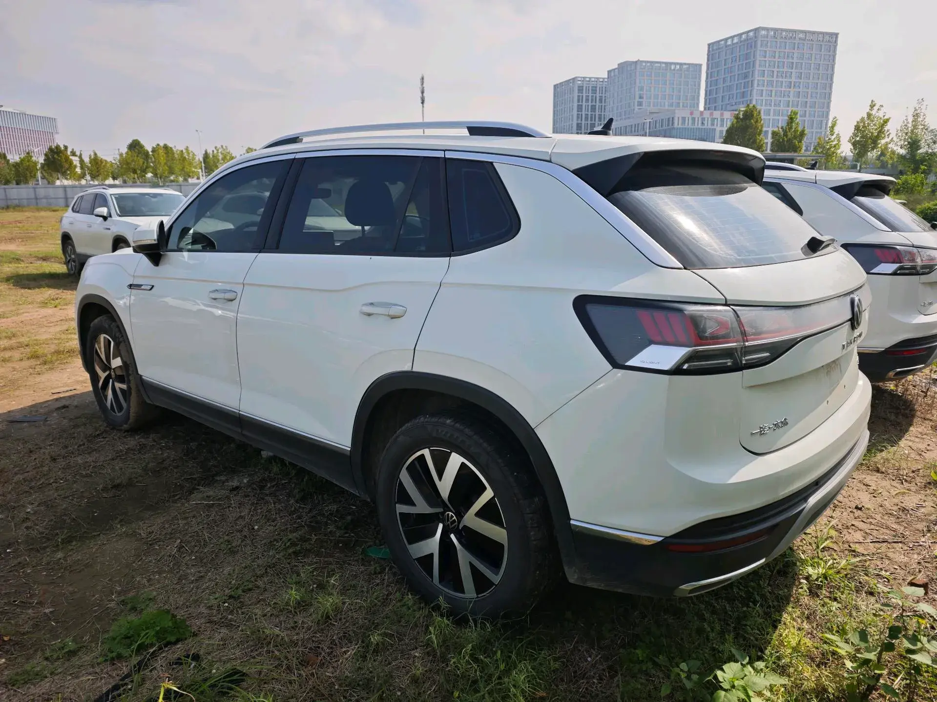 2023 VOLKSWAGEN TAYRON thumbnail 3