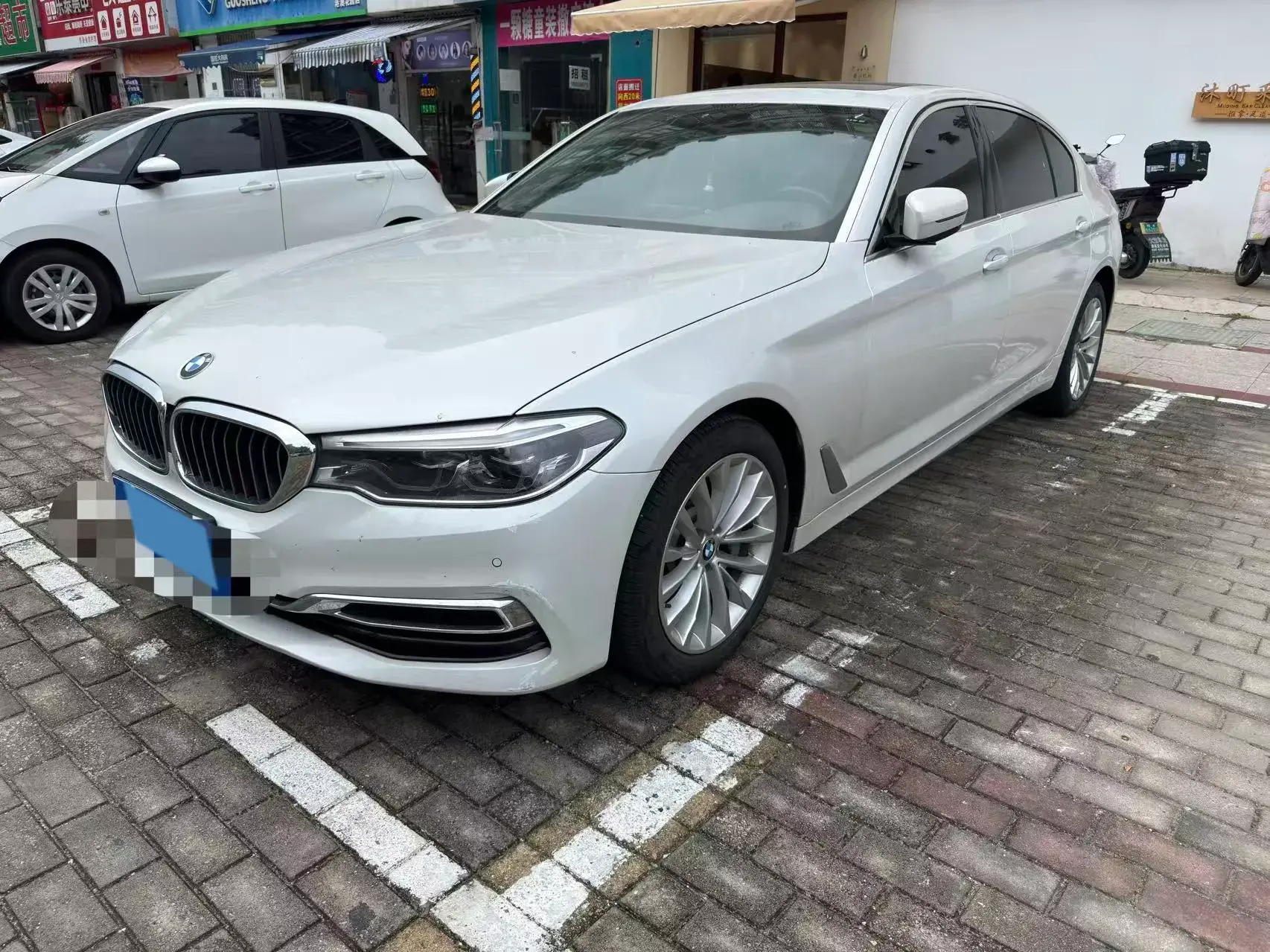 2020 BMW 5 view 1
