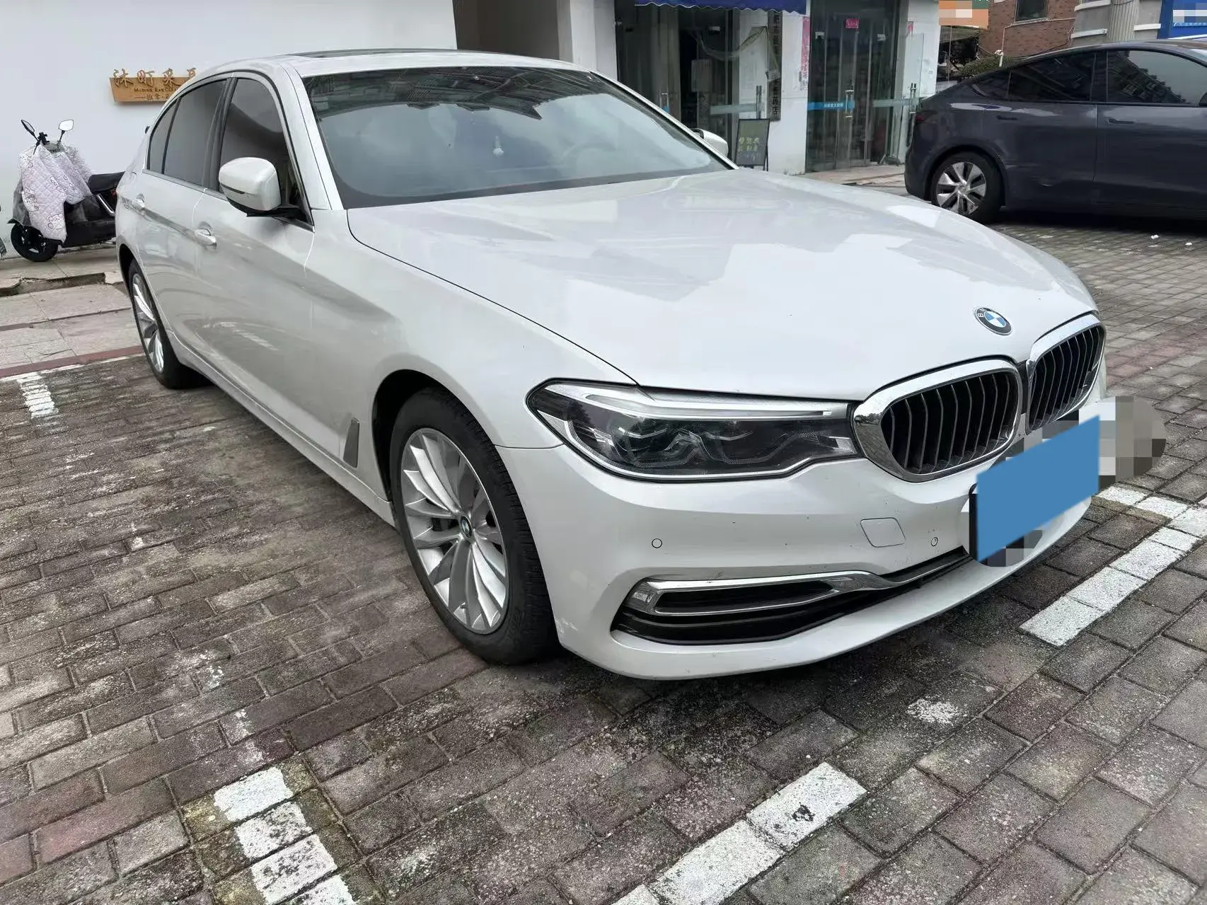 2020 BMW 5 thumbnail 3