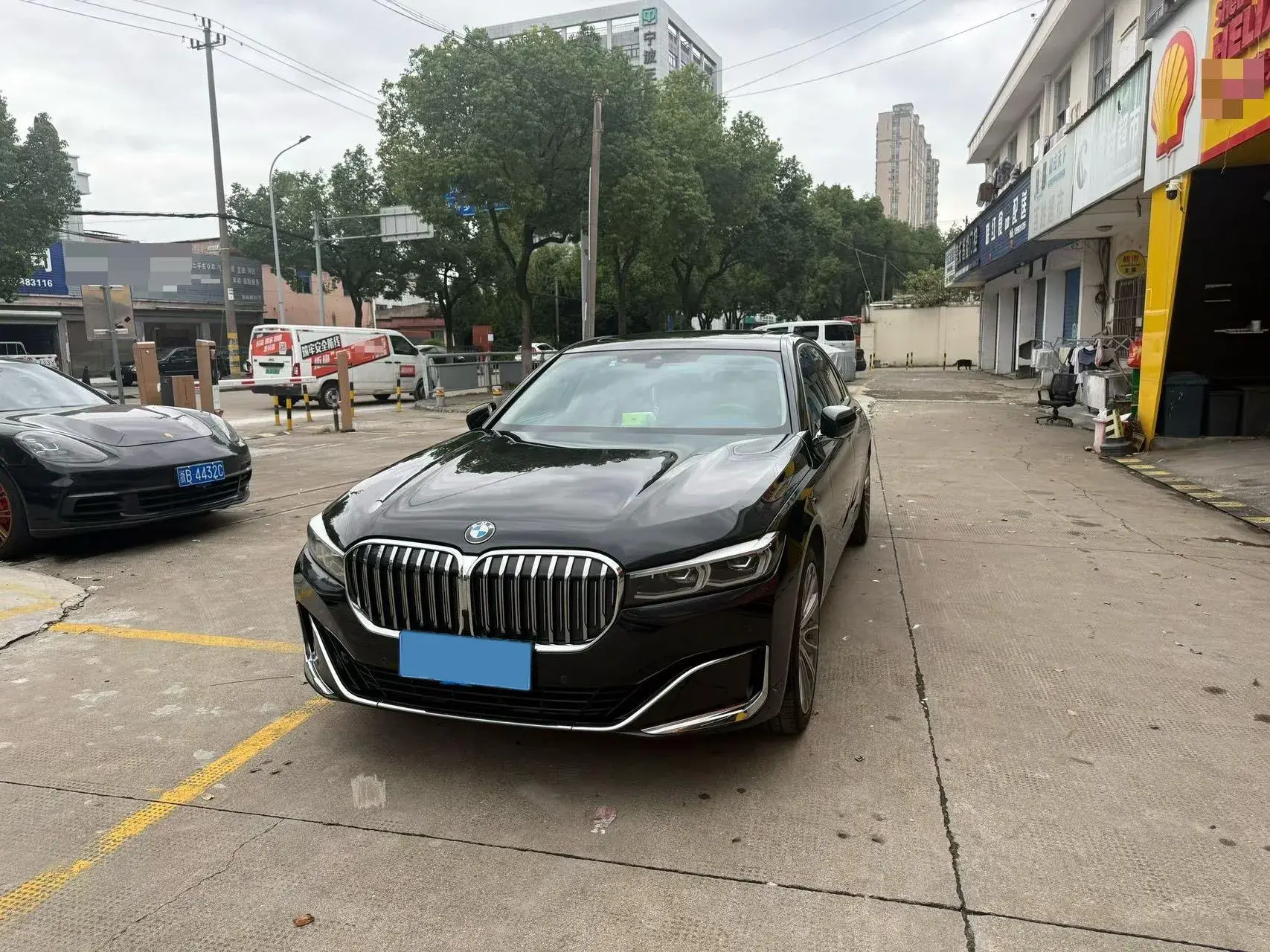 2019 BMW 7 view 1