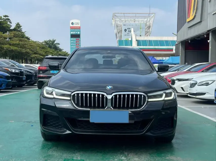2023 BMW 5 thumbnail 2