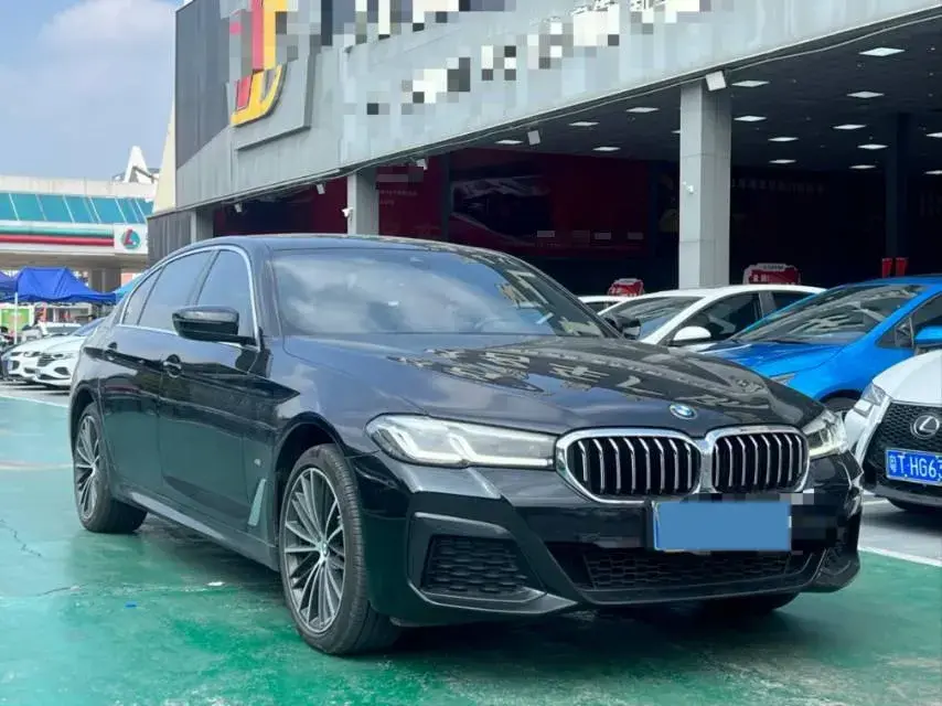 2023 BMW 5 thumbnail 3