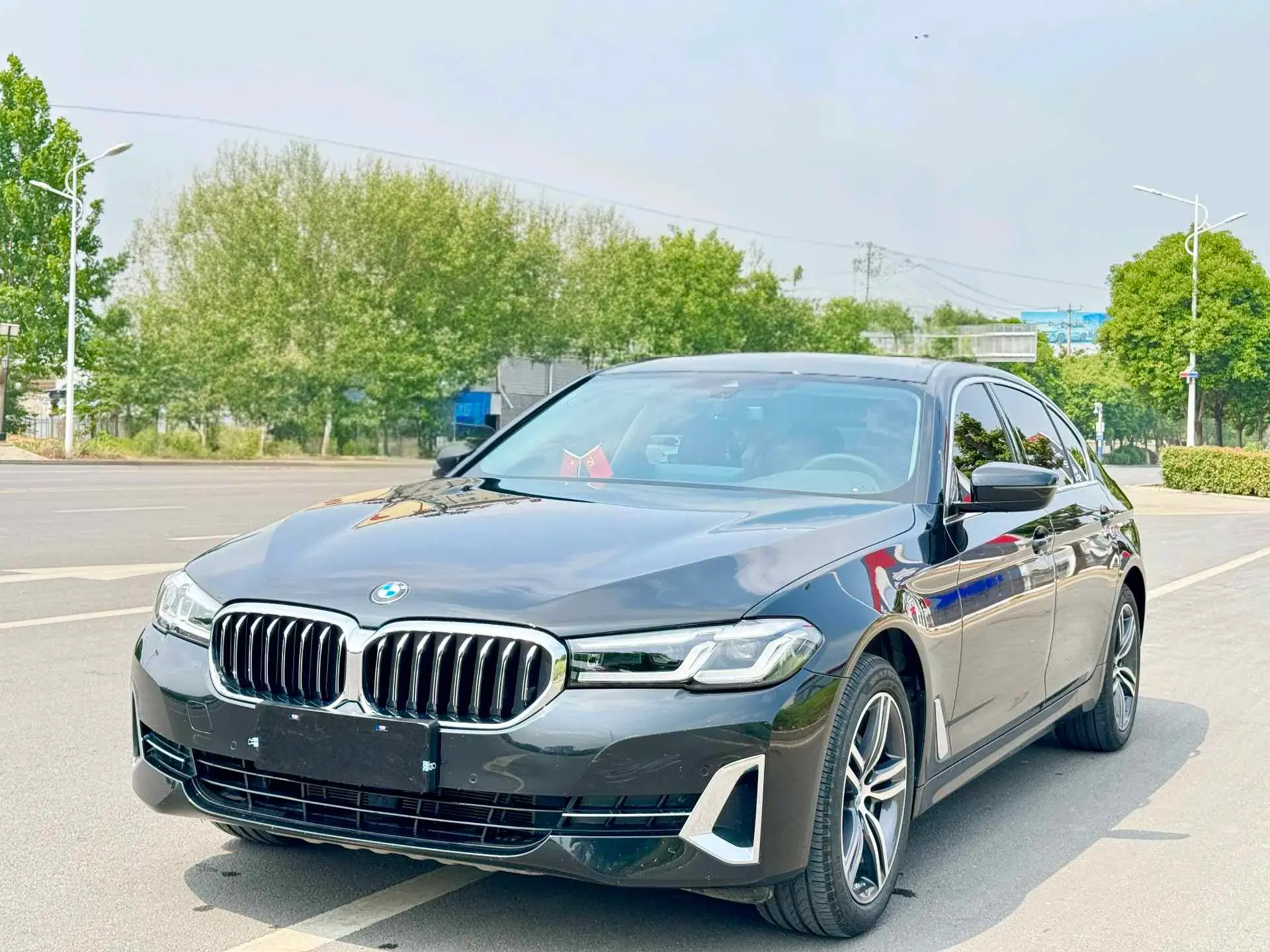 2022 BMW 5 view 1