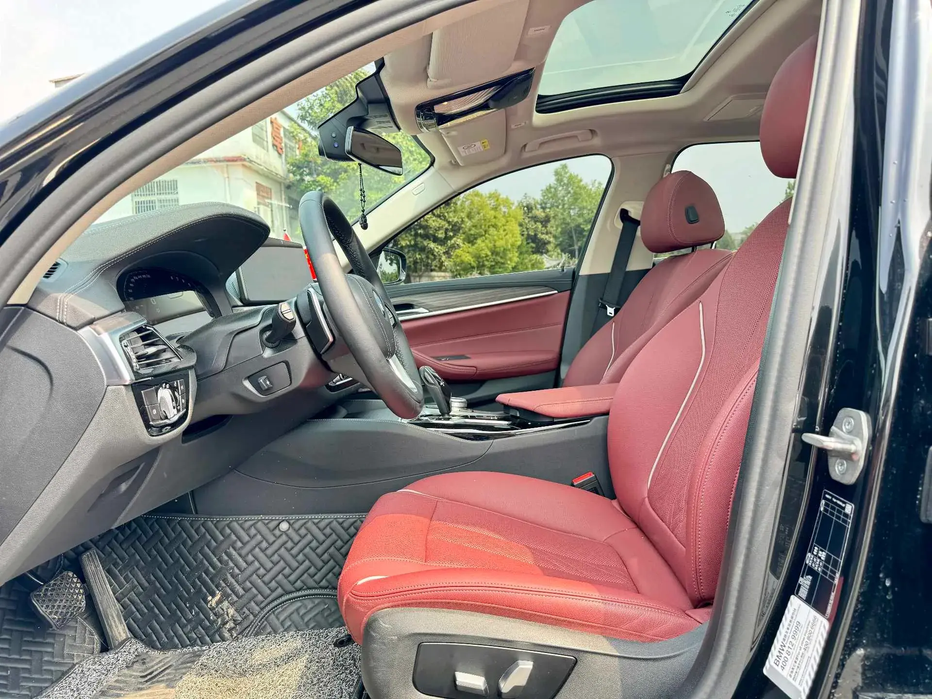 2022 BMW 5 thumbnail 2