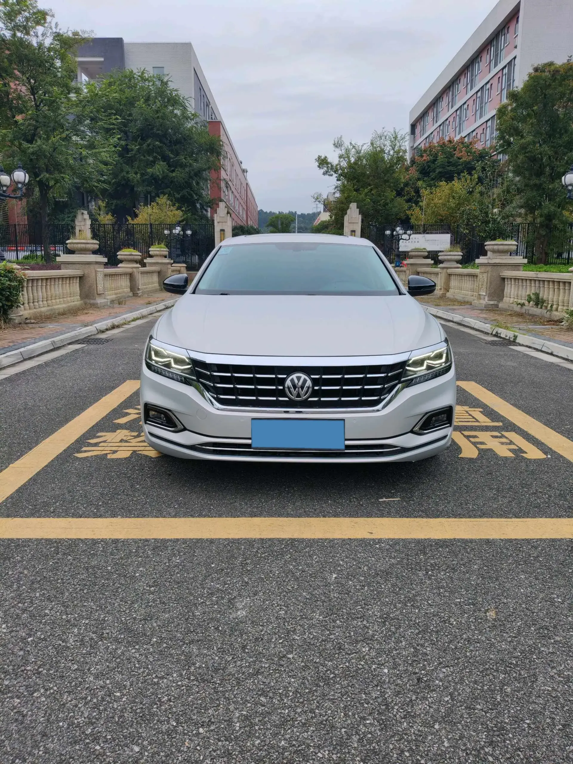 2019 VOLKSWAGEN PASSAT thumbnail 2