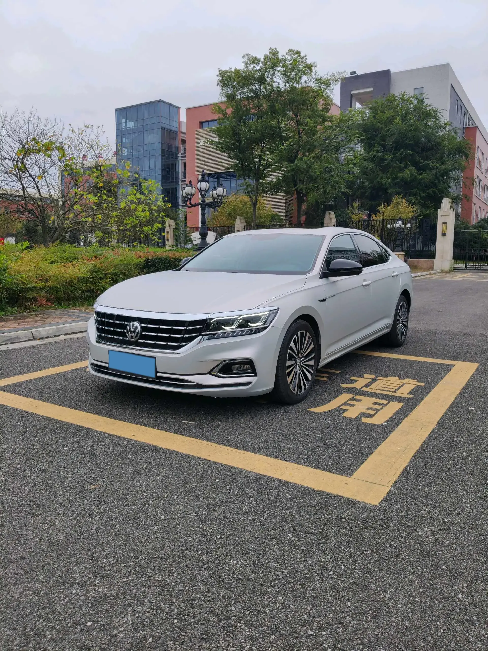 2019 VOLKSWAGEN PASSAT view 1