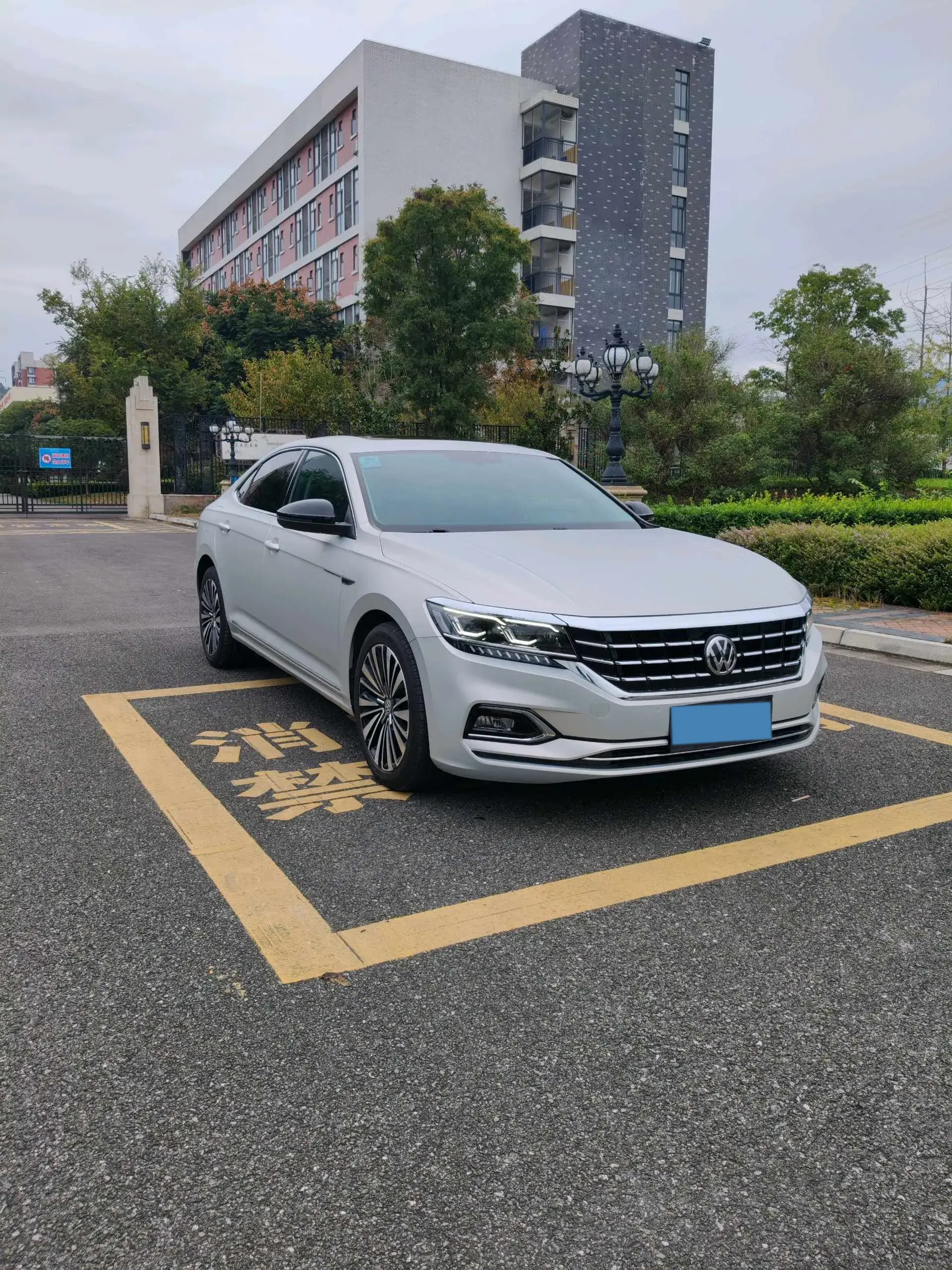 2019 VOLKSWAGEN PASSAT thumbnail 3