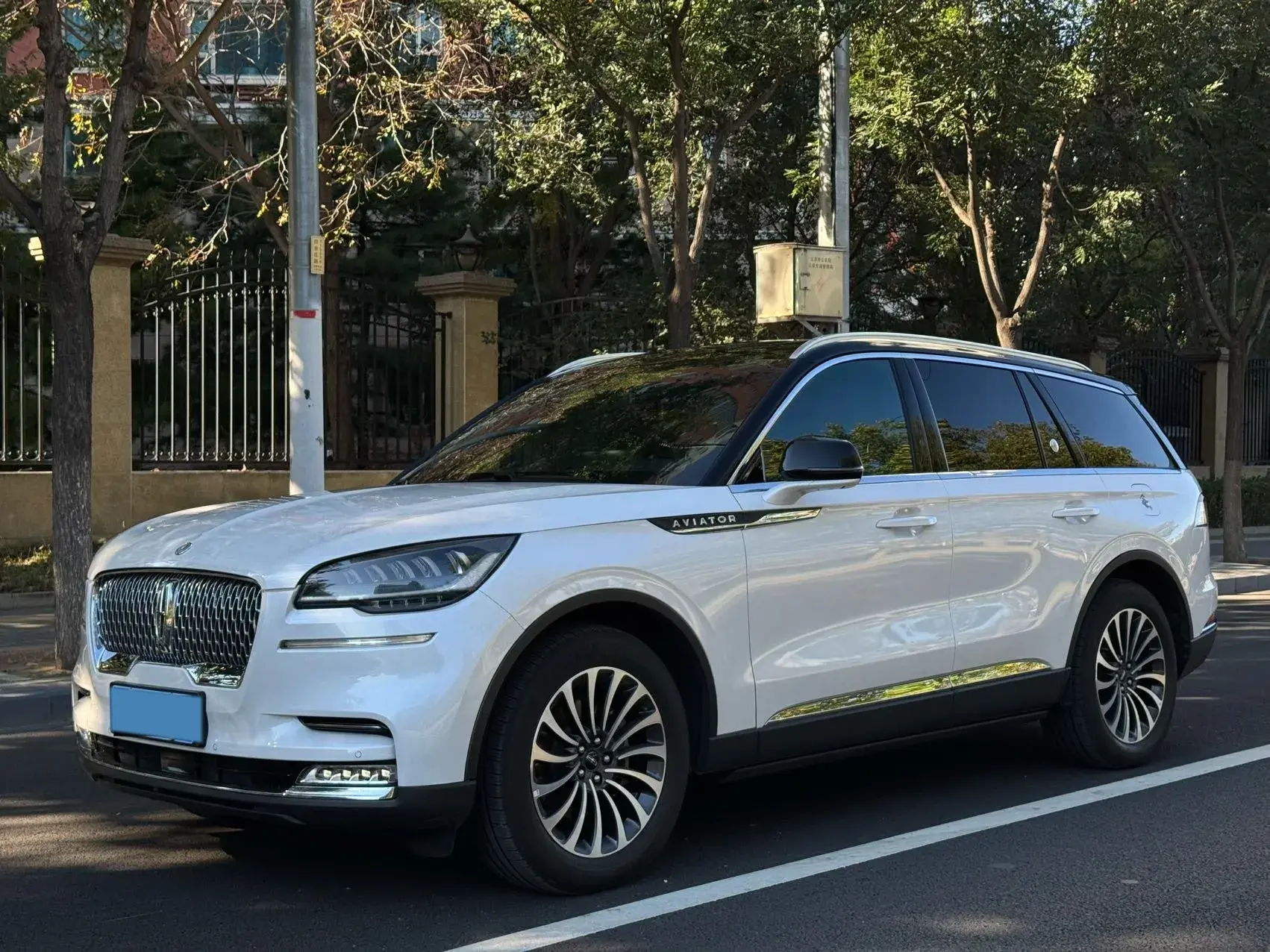 2021 LINCOLN AVIATOR view 1