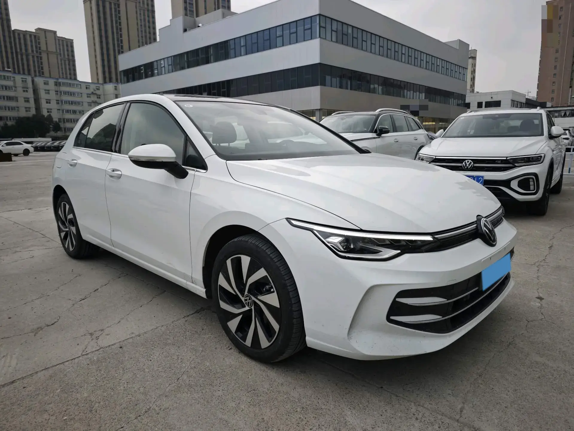 2025 VOLKSWAGEN GOLF thumbnail 3