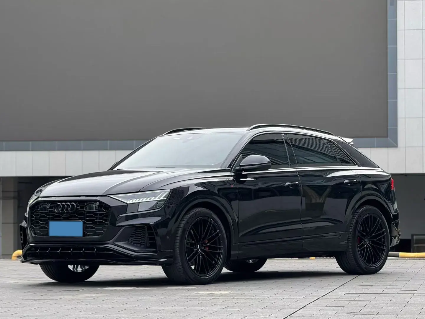2021 AUDI Q8 view 1