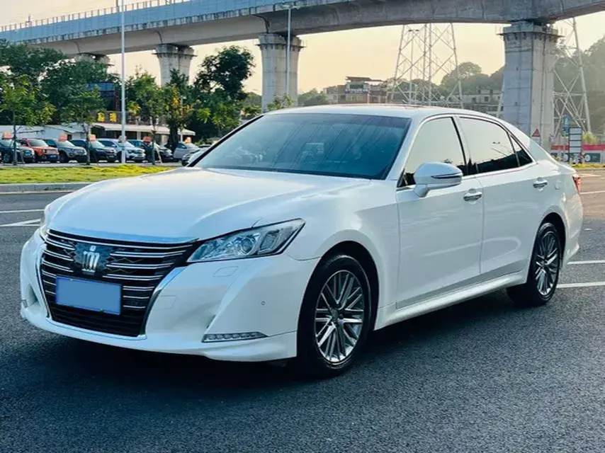 2017 TOYOTA CROWN view 1