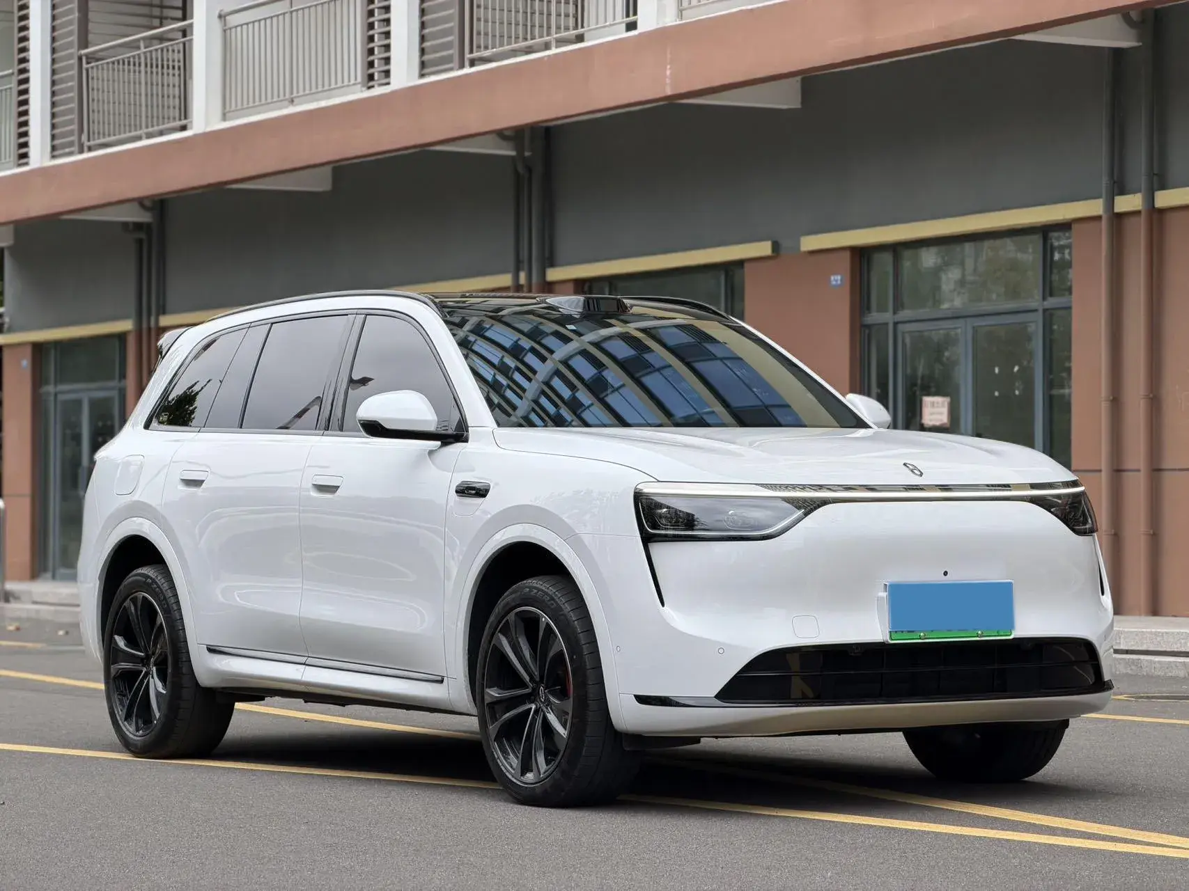 2025 AITO AITO thumbnail 3