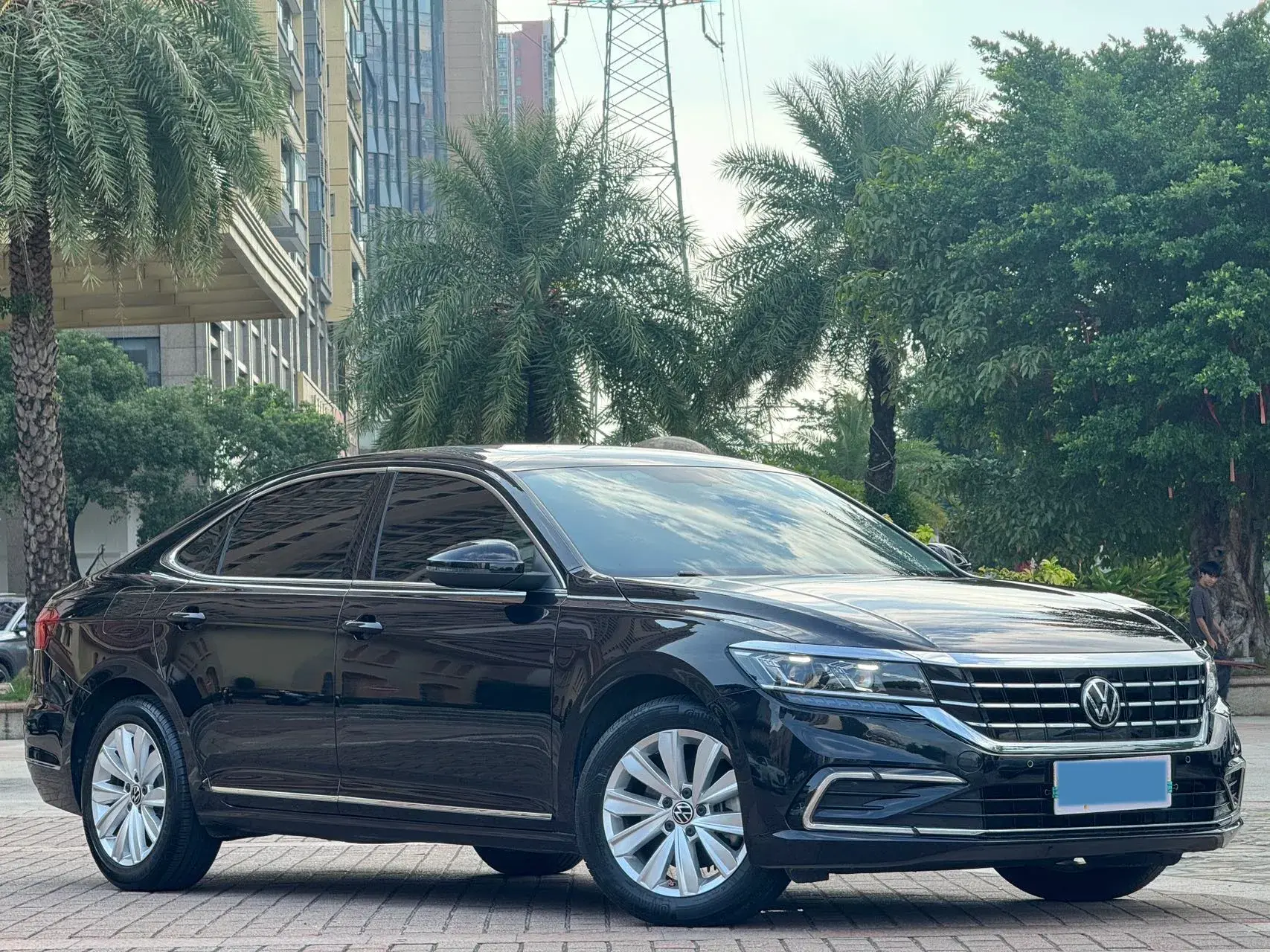 2021 VOLKSWAGEN PASSAT thumbnail 3