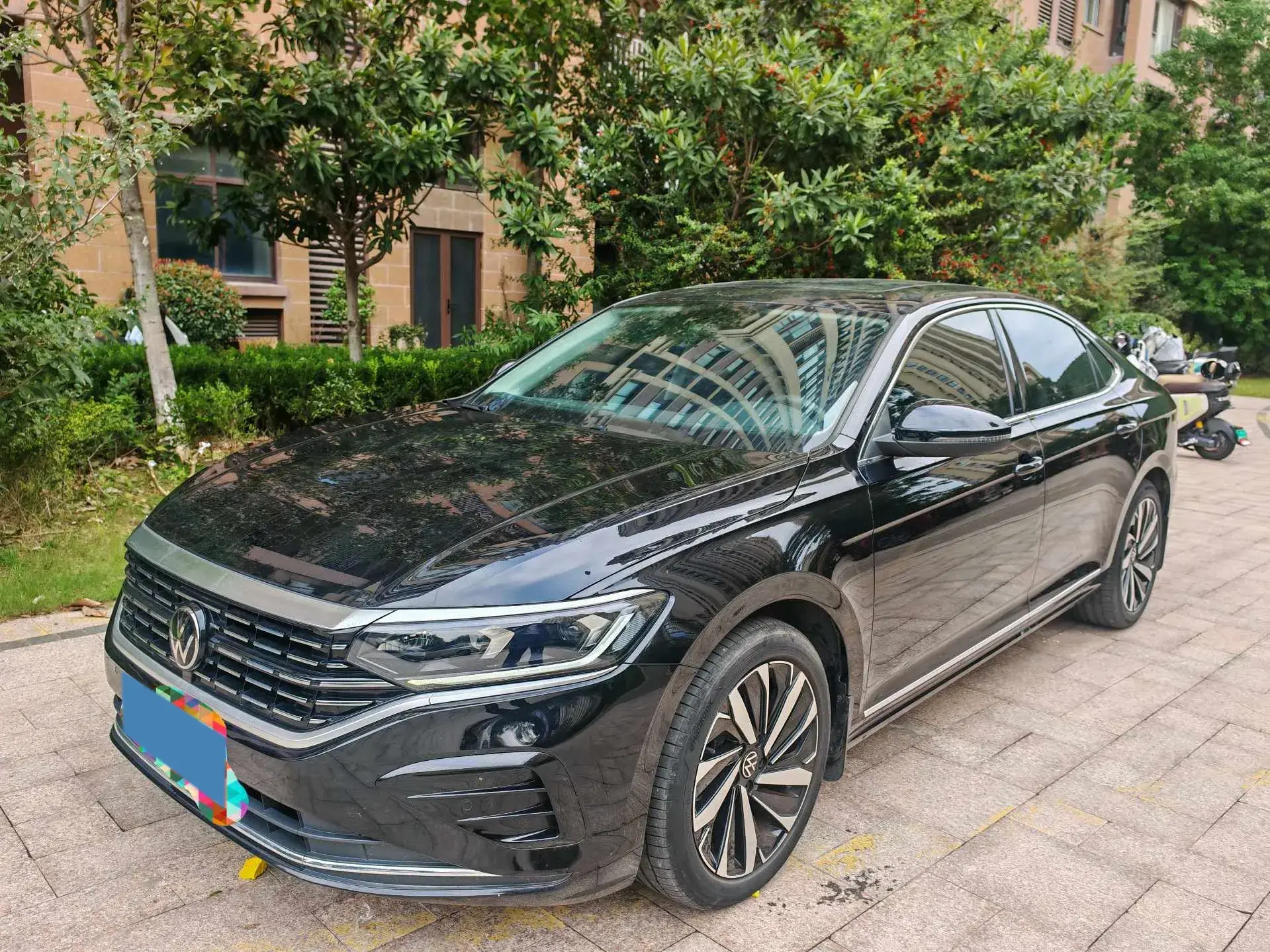 2023 VOLKSWAGEN PASSAT view 1