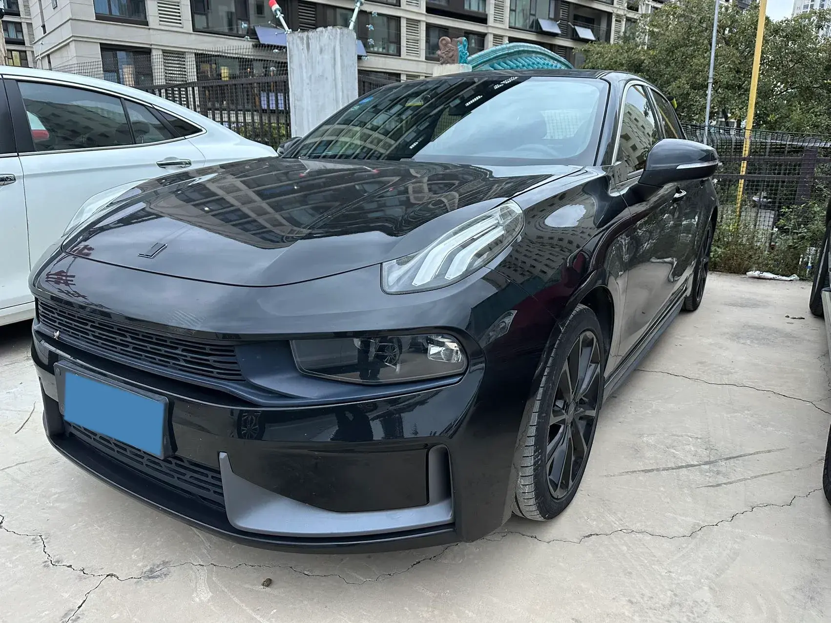 2019 LYNK&CO 03 view 1