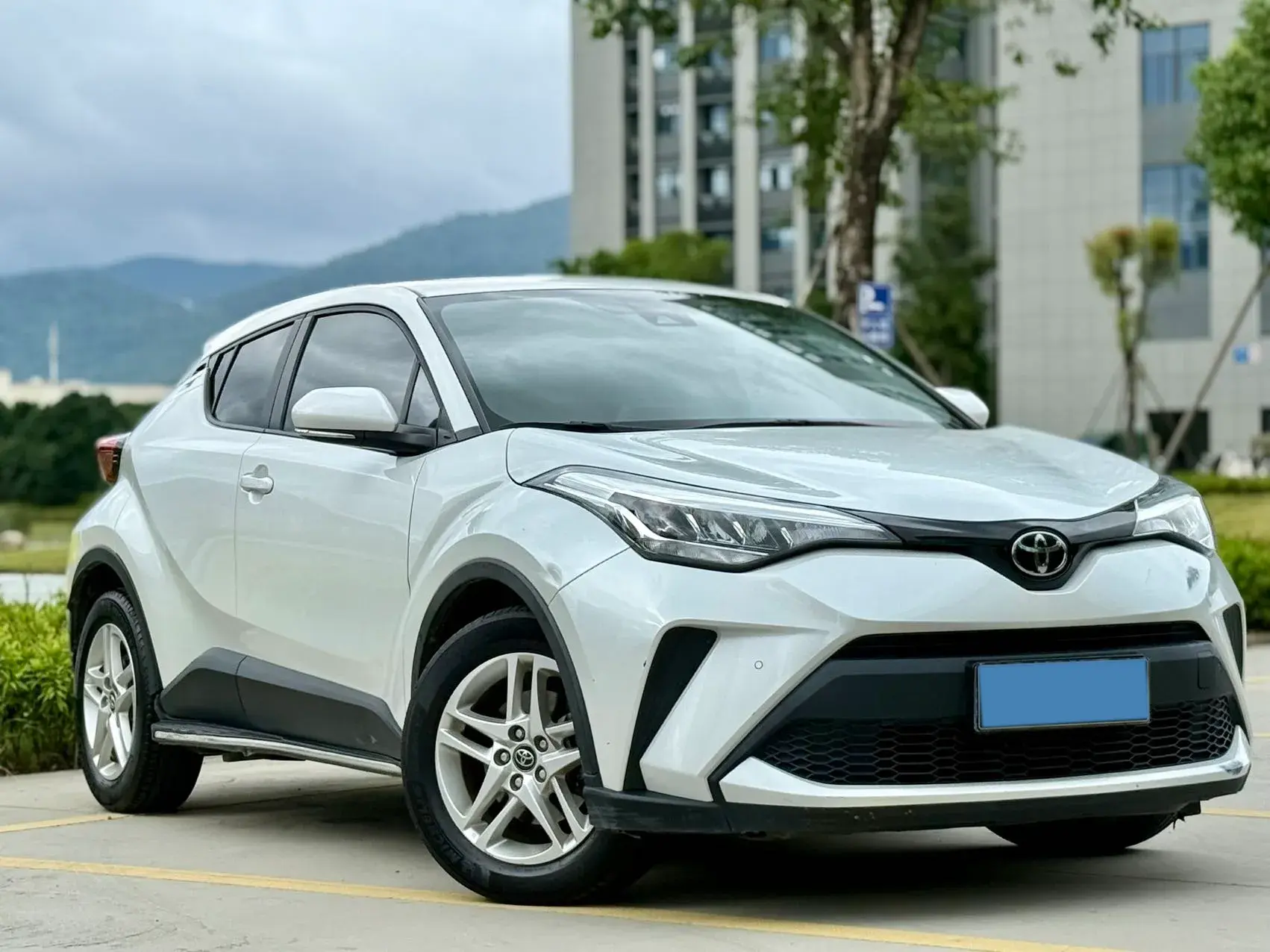 2020 TOYOTA C-HR thumbnail 3
