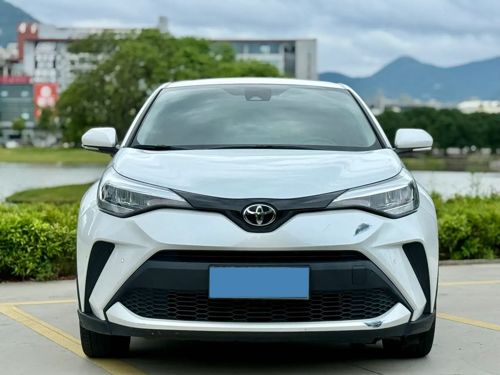 2020 TOYOTA C-HR thumbnail 2